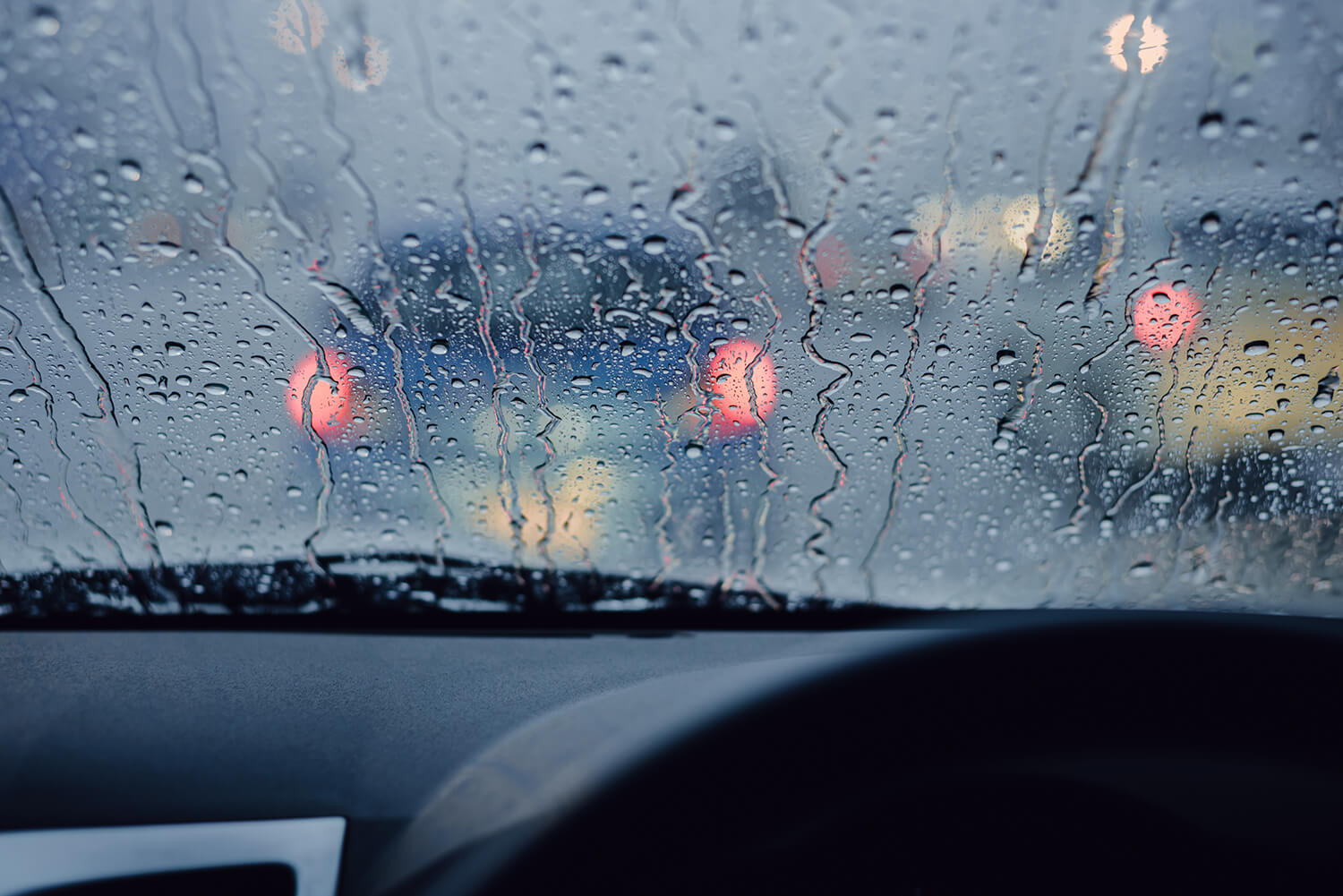 ขับรถท่ามกลางฝนตกหนัก