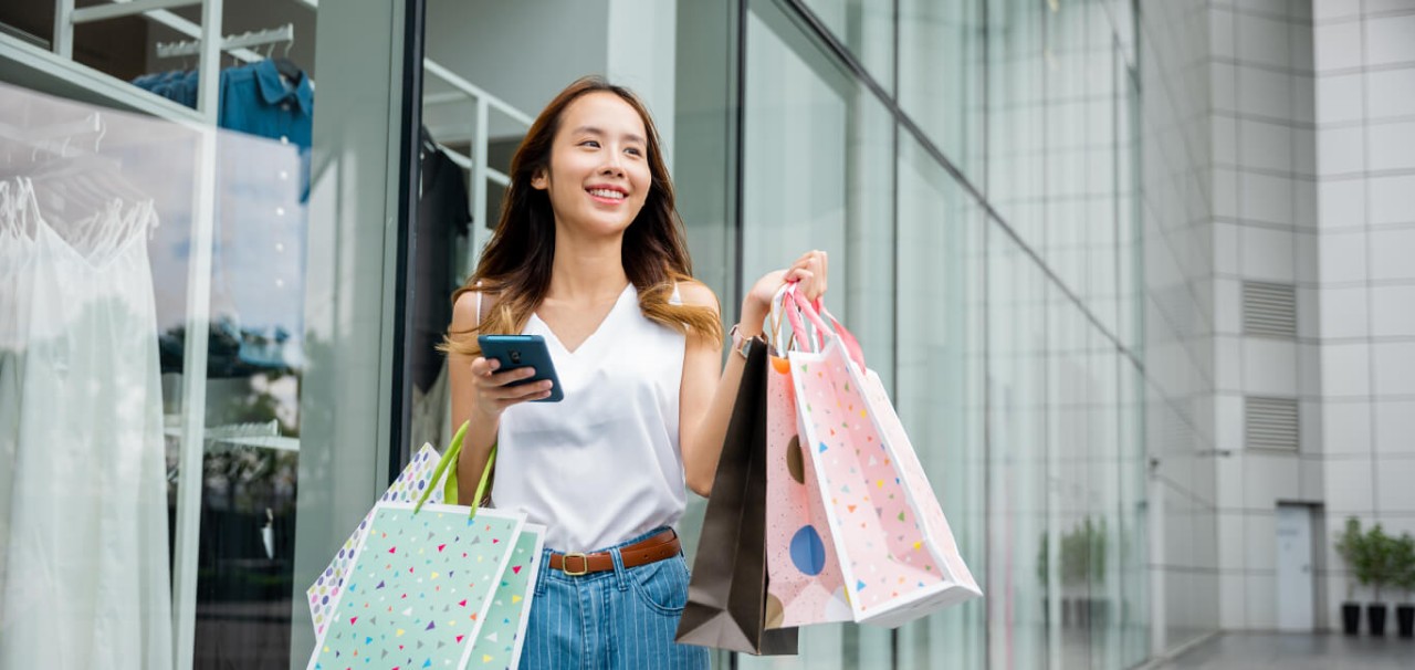 ผู้หญิงนำเงินโบนัสไปซื้อของที่อยากได้