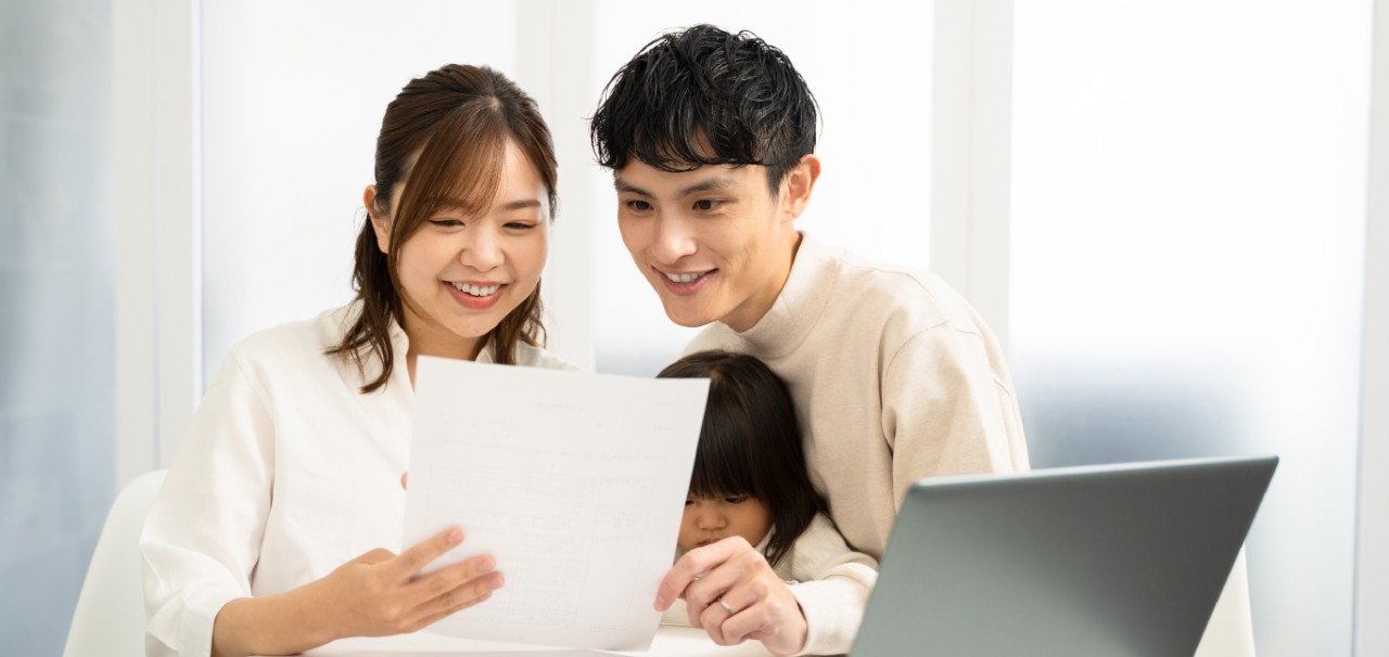 คู่สมรสที่สนใจซื้อประกันสุขภาพกำลังเปรียบเทียบแผนประกัน
