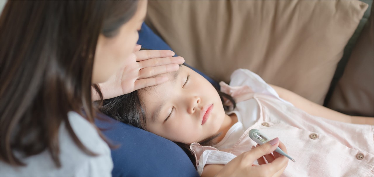 แม่กำลังตรวจวัดอุณหภูมิให้แก่ลูกที่ไม่สบาย