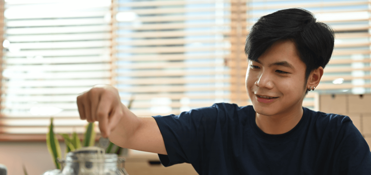 ผู้ชายกำลังเริ่มขั้นตอนการวางแผนทางการเงิน