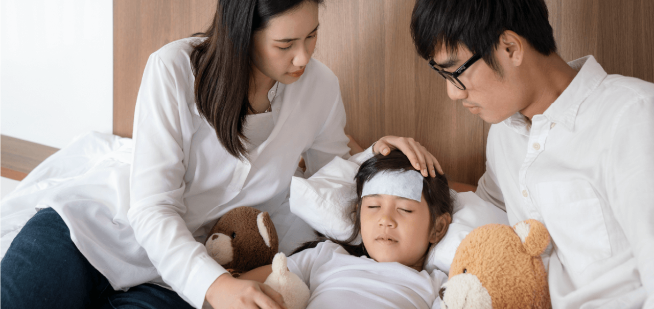 พ่อแม่ดูแลลูกที่มีไข้เพราะอาการไข้เลือดออกในระยะแรก