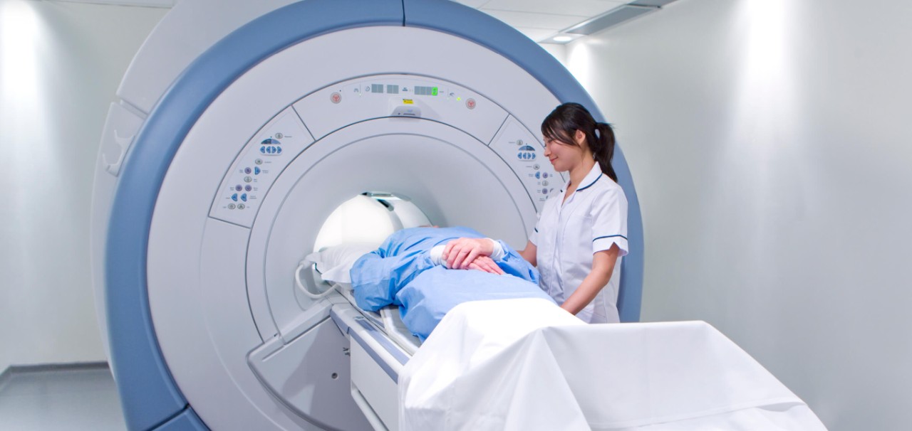 เจ้าหน้าที่กำลังใช้เครื่อง MRI ตรวจผู้ป่วย