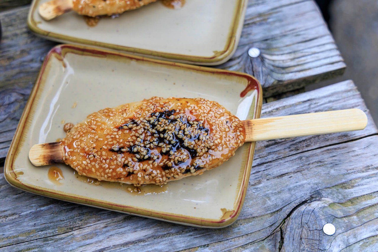 ชายสูงอายุใช้ไม้เท้าเก้าอี้พับได้ขณะเดินทาง