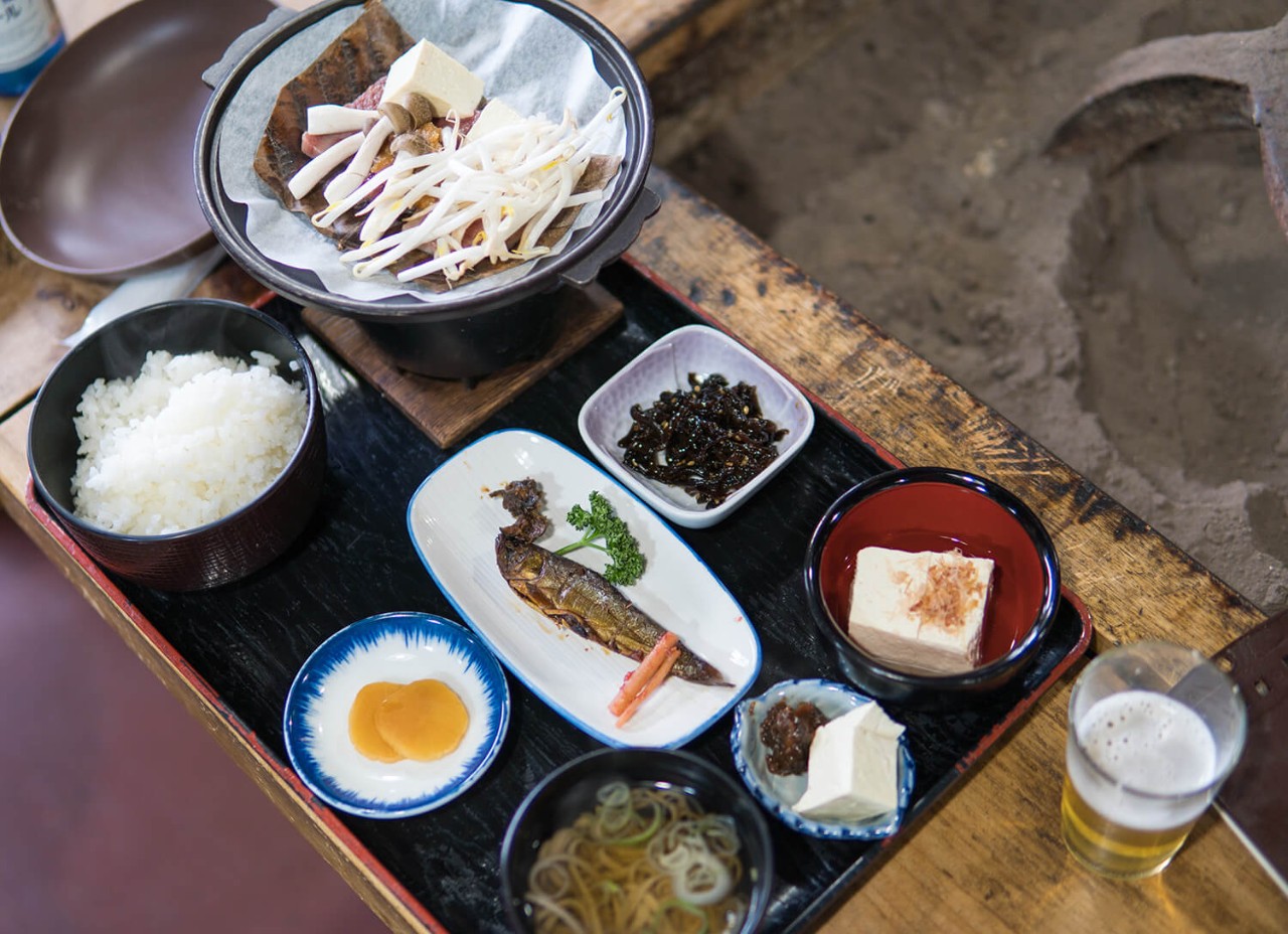 ชายสูงอายุใช้ไม้เท้าเก้าอี้พับได้ขณะเดินทาง